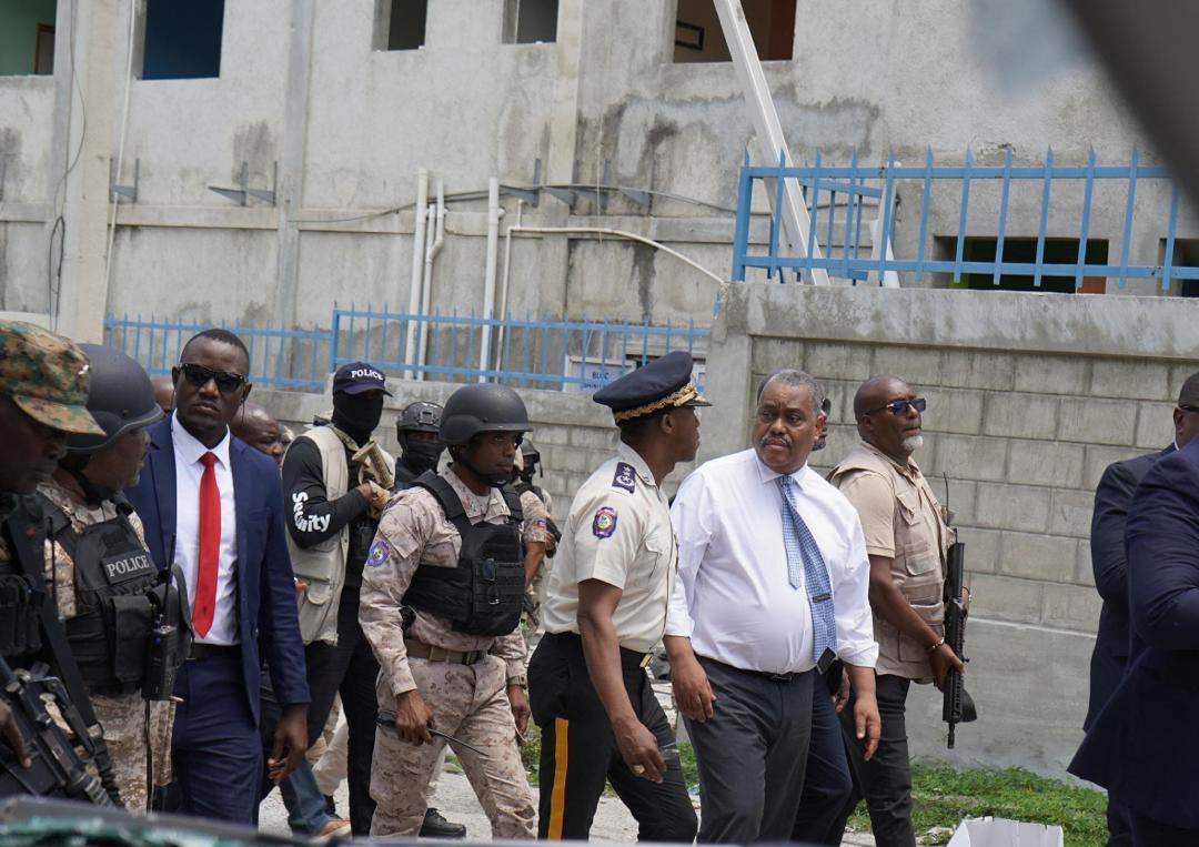 Visite du Premier ministre Garry Conille et du conseiller présidentiel Louis Gérald Gilles à l'Hôpital de l'université d'Etat d'Haïti